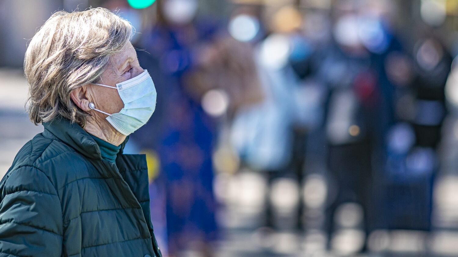 Mascherina in auto e distanze: ecco che cosa c'è di vero