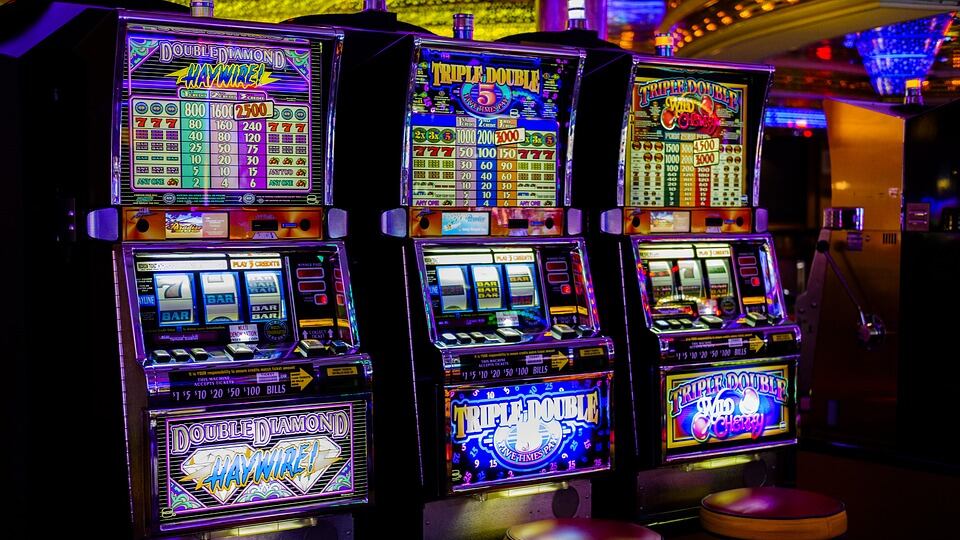 "Rubano alle slot": pestati due romeni