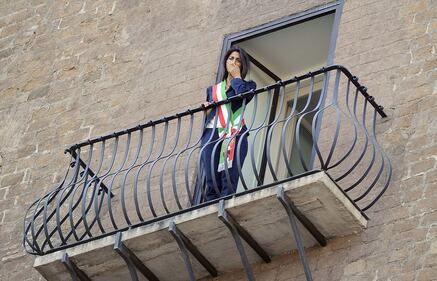 La Raggi si affaccia dal balcone del Campidoglio e si commuove 1