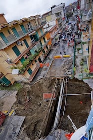 Napoli, maxi voragine in strada a Pianura 13