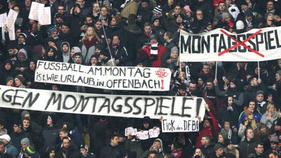 Bundesliga, i tifosi contro il posticipo del lunedì: dagli spalti piovono palline da tennis