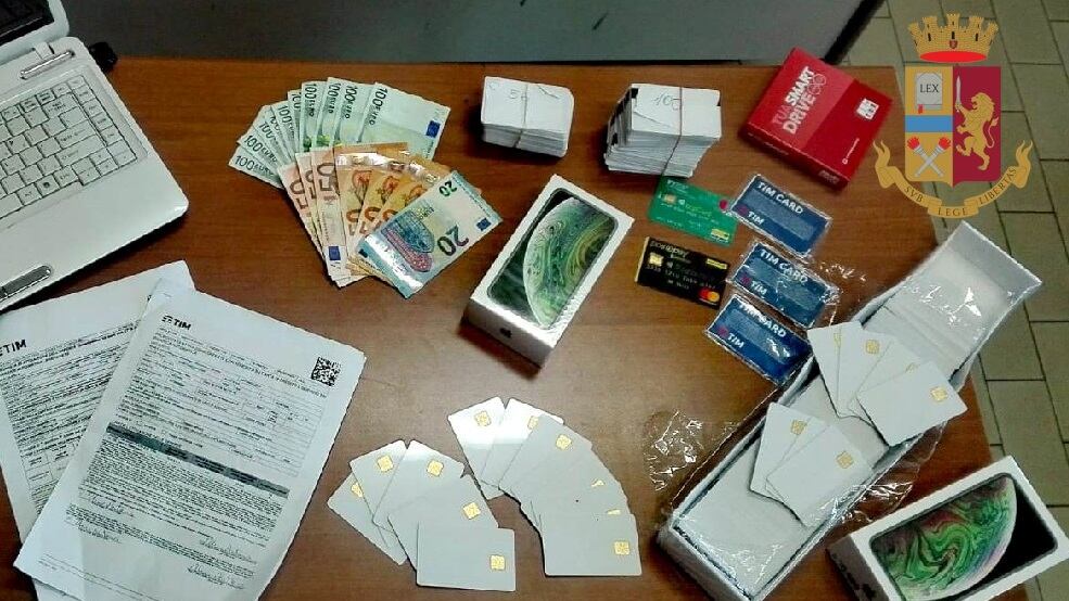 Documenti falsi per comprare smartphone, presi