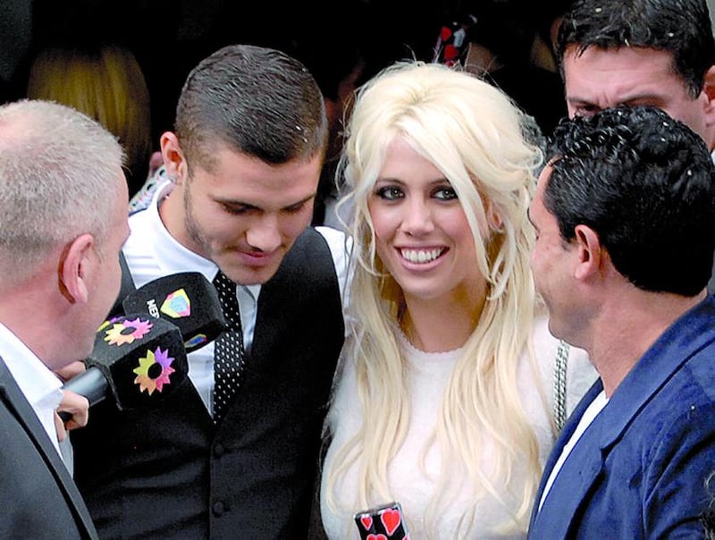 IL «SÌ» DI MAURO E WANDA E LA SAGA CULT DEGLI ESAGERATI Nelle due foto grandi Mauro Icardi e Wanda Nara che da ieri sono marito e moglie  dopo essersi uniti in matrimonio  a San Isidori nella provincia di Buenos Aires. In basso alcuni dei p