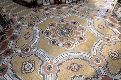 Coronavirus, a Milano la Galleria Vittorio Emanuele è deserta 6