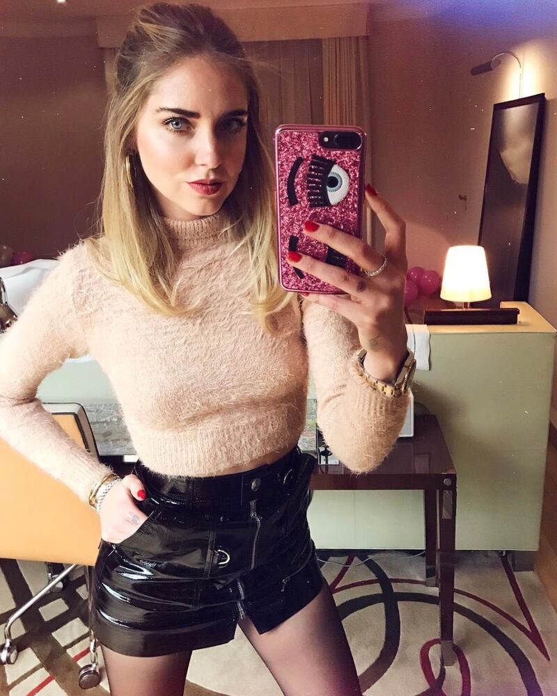 Chiara Ferragni hot, la gonna è inguinale 30