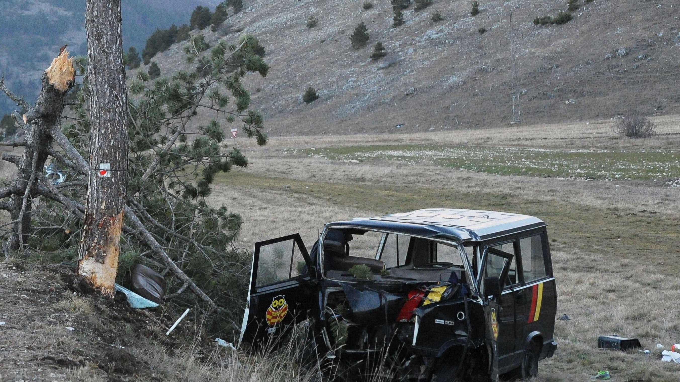 Abruzzo, fuori strada pullman con squadra giovanile di rugby: un morto e sette feriti