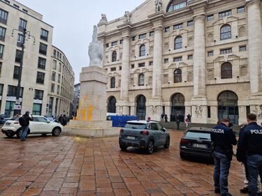 Attivisti di Ultima generazione imbrattano “il dito” di Cattelan a Milano 3