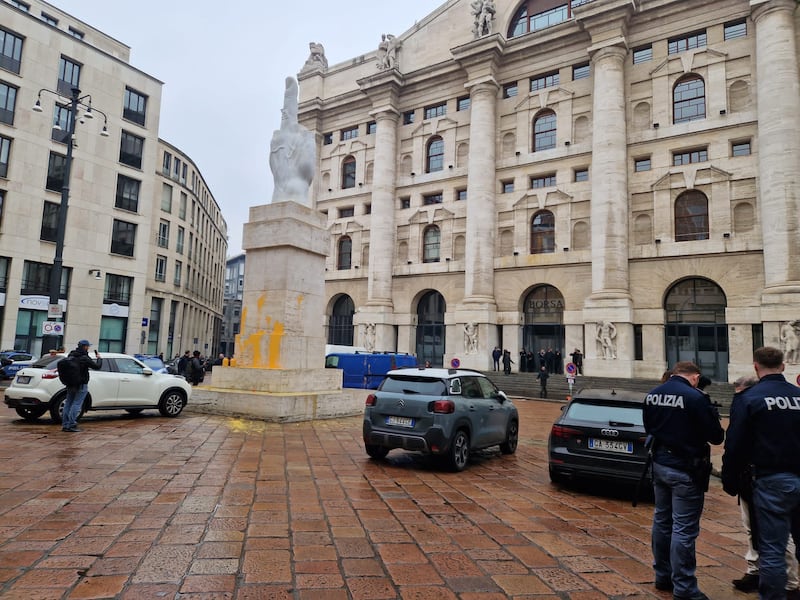 Attivisti di Ultima generazione imbrattano “il dito” di Cattelan a Milano 3