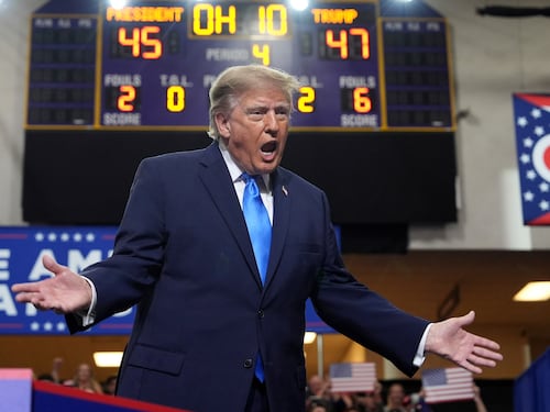 Donald a caccia di voti. Volgarità contro i dem per salvare le Midterm