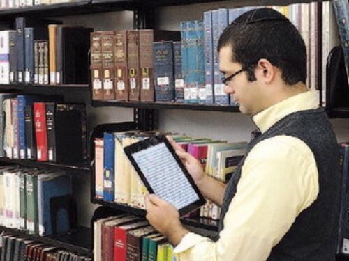 Profumo firma il decreto: a scuola solo libri digitali. Ma con deroga per due anni
