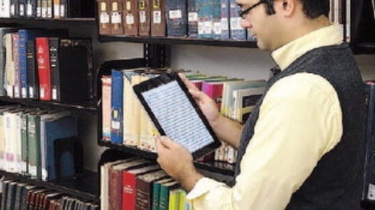Profumo firma il decreto: a scuola solo libri digitali. Ma con deroga per due anni