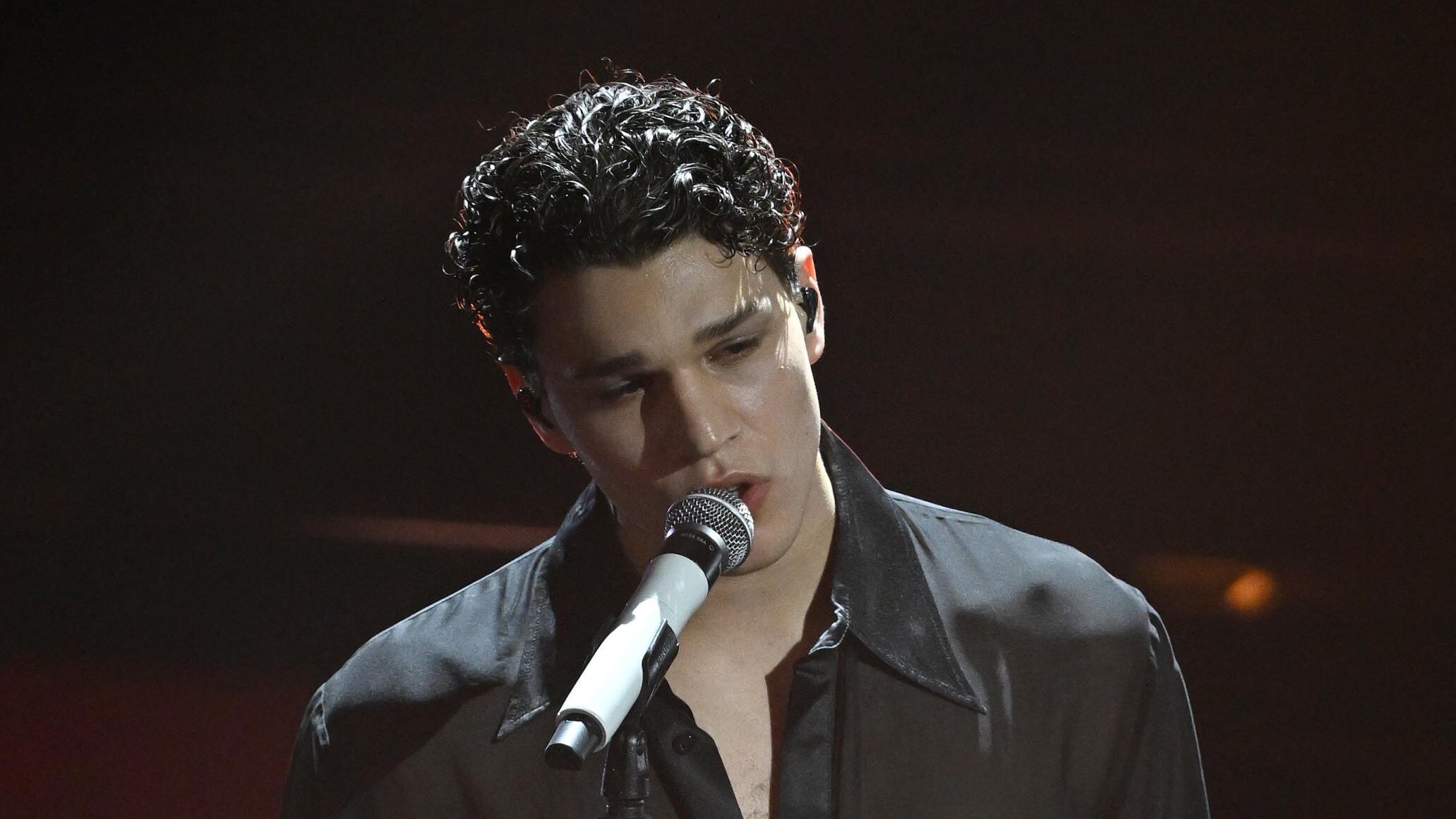 Chi è Nicolò Filippucci primo finalista tra le Nuove Proposte: talento, gavetta e una “Laguna” che conquista l’Ariston