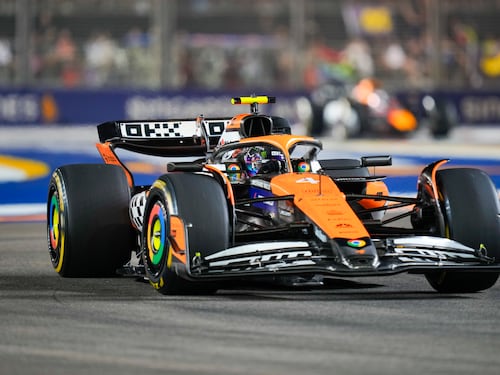 F1, Norris stravince a Singapore, Ferrari così così: Leclerc quinto, Sainz settimo