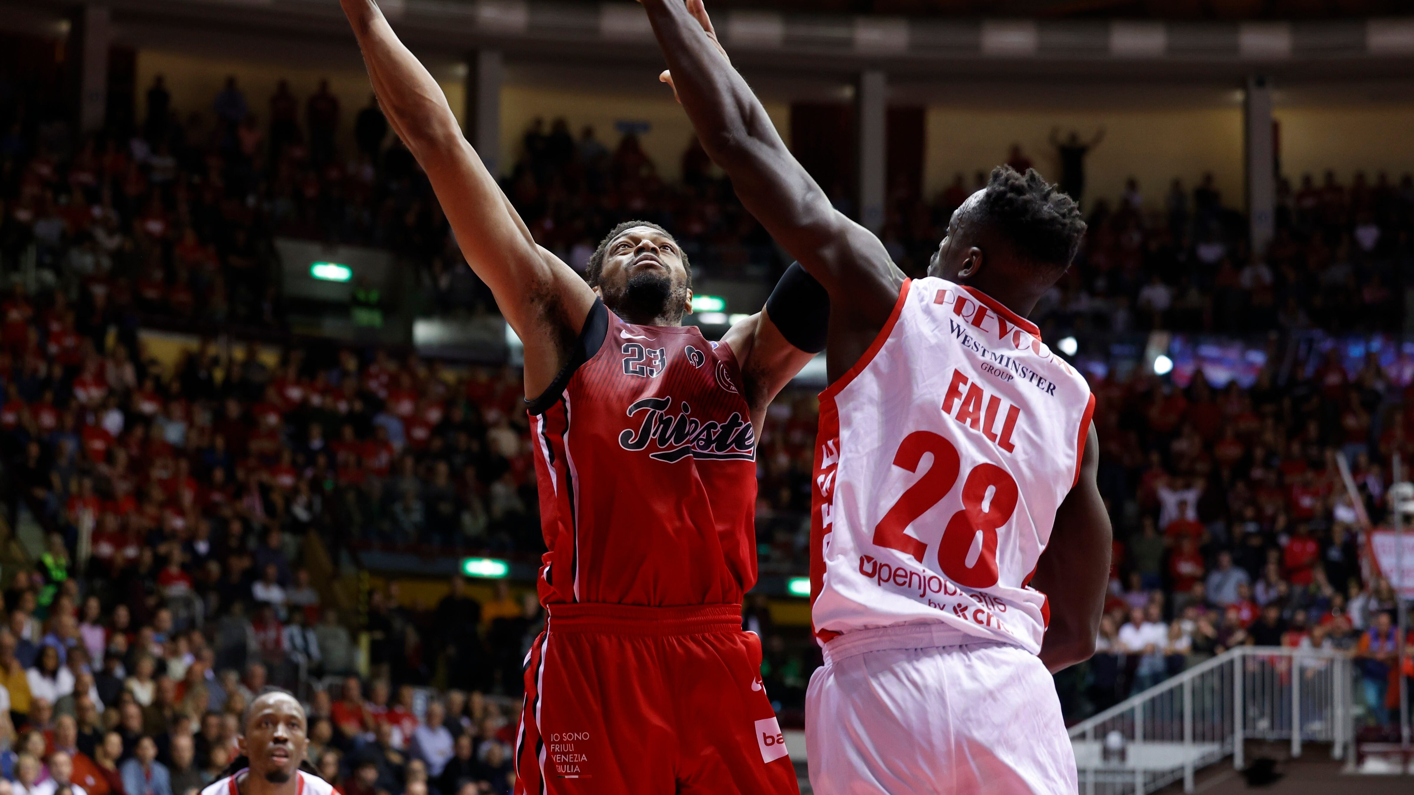 Basket, scontri dopo la partita Trieste-Varese: arrestati 6 ultras