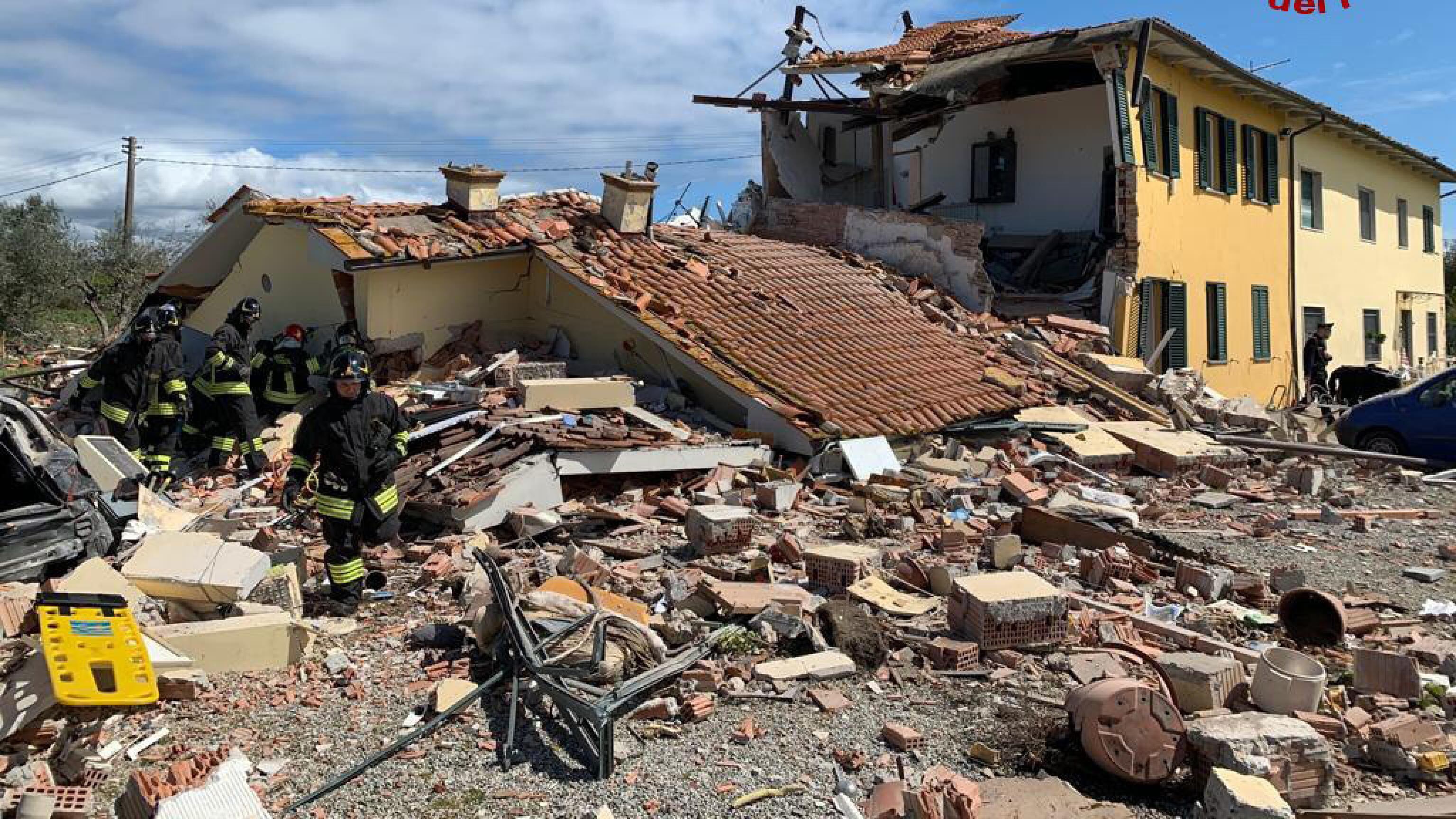 Lucca, esplosione in un casolare: un morto e sei feriti