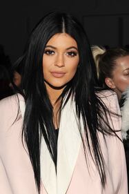 Kylie Jenner sexy in bianco 18