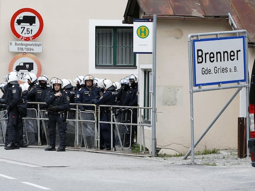 L'Austria ora frena: sospende la costruzione della barriera al Brennero