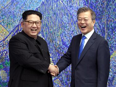 Vertice Kim-Moon, la stretta di mano tra i due leader 1