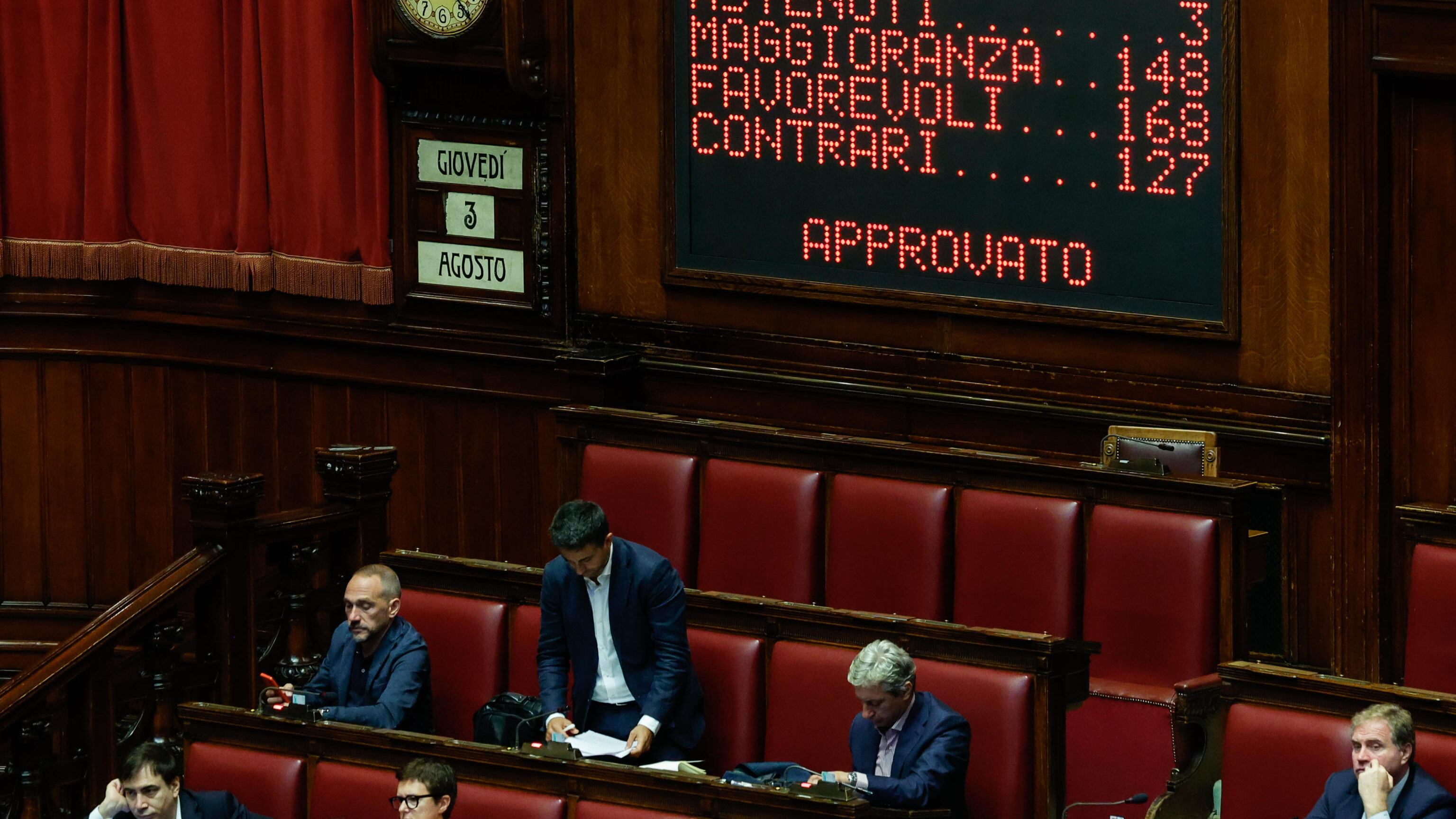 Salario minimo, ok della Camera alla sospensiva. Ira di Pd e M5S in Aula
