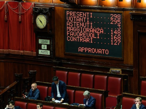 Salario minimo, ok della Camera alla sospensiva. Ira di Pd e M5S in Aula