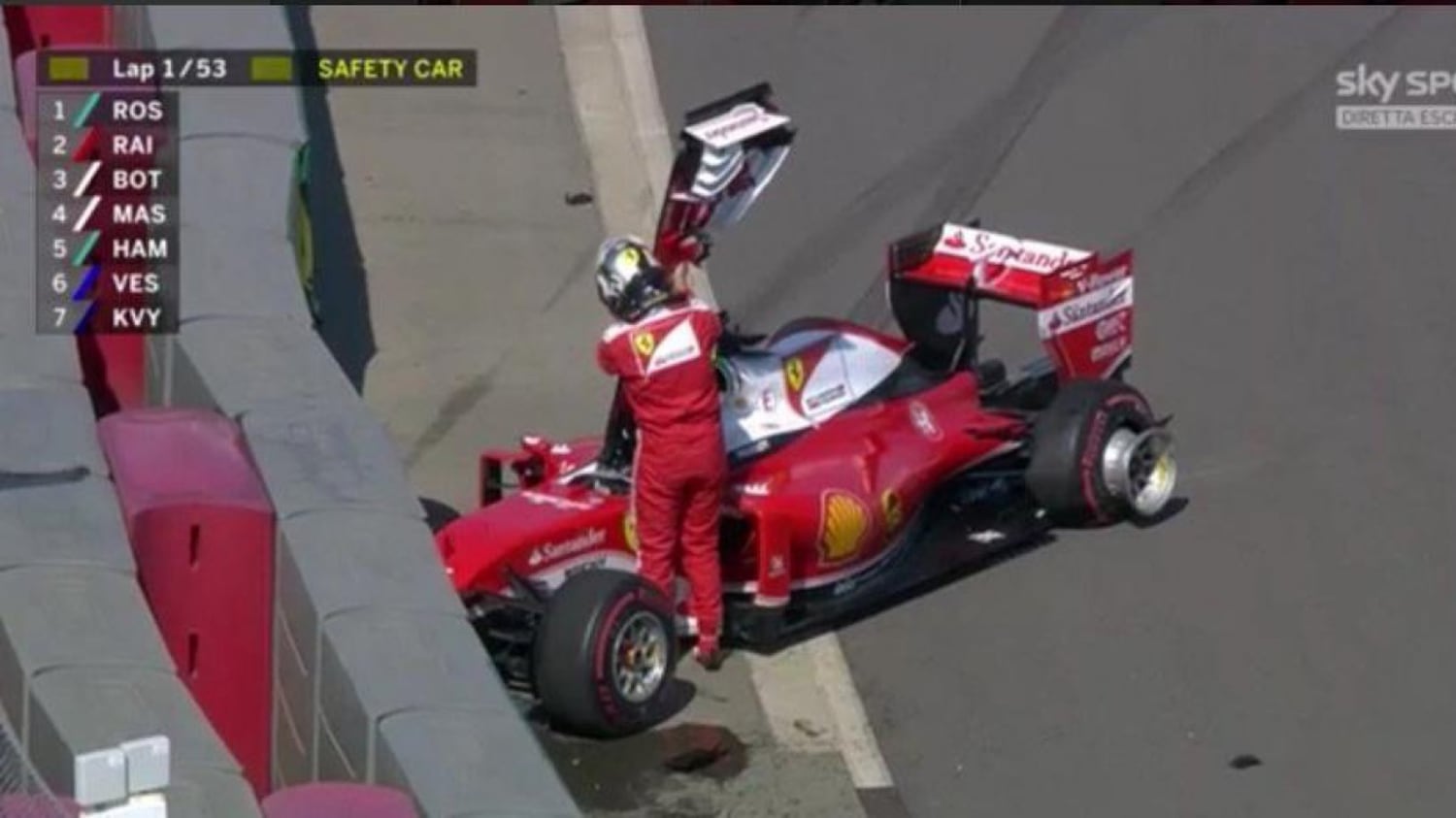Vettel perde la testa dopo lo scontro: bestemmia via radio