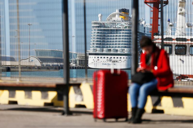 Coronavirus, le proteste dei passeggeri sulla nave: "Bloccati da ore"