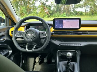 Jeep Avenger 1.2 Summit: guarda la gallery del city SUV americano 18