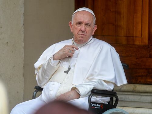 Il Papa e l'elogio delle rughe (contro le voci di dimissioni)