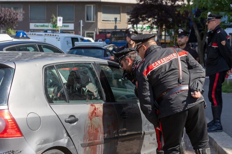 ragazzo accoltellato con il cane e soccorso da un passante. Gravissimo 10