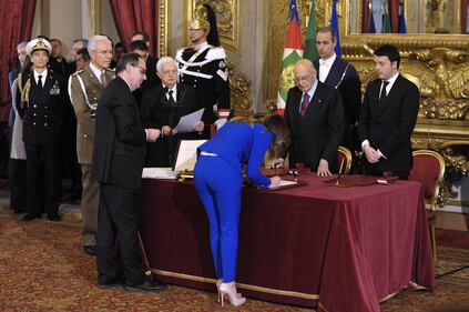 Tacco alto, vestito blu e décolleté: il giuramento del ministro Boschi 6