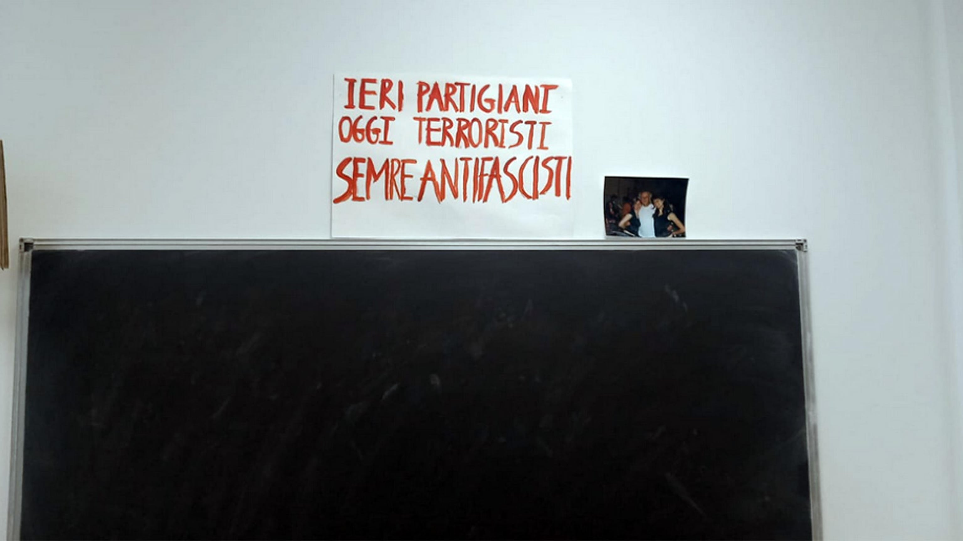 "Ieri partigiani, oggi terroristi". Lo striscione choc degli anarchici a Padova