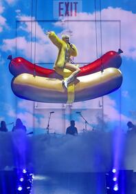 Miley Cyrus incontenibile: sexy-show e nuove love story 14