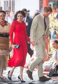 Dall'abito di Meghan spunta il cartellino 9