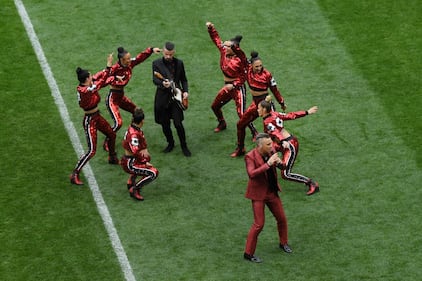 Lo show di Robbie Williams e Irina Garifullina durante la cerimonia d'apertura dei Mondiali 10