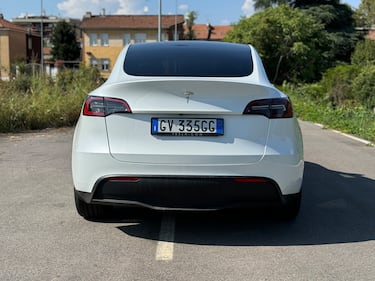 Tesla Model Y Long Range RWD: guarda la gallery del SUV elettrico super efficiente 16