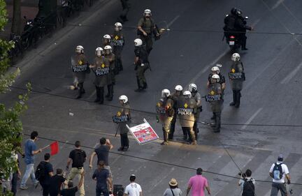 Atene, scontri tra polizia e manifestanti 9