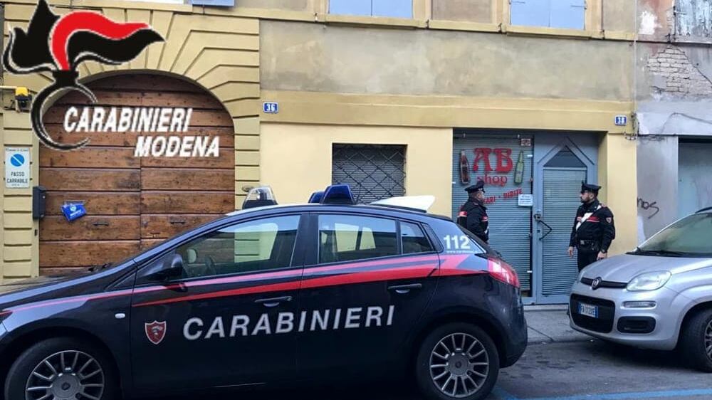 Carpi, straniero ubriaco pesta a sangue e rapina negoziante