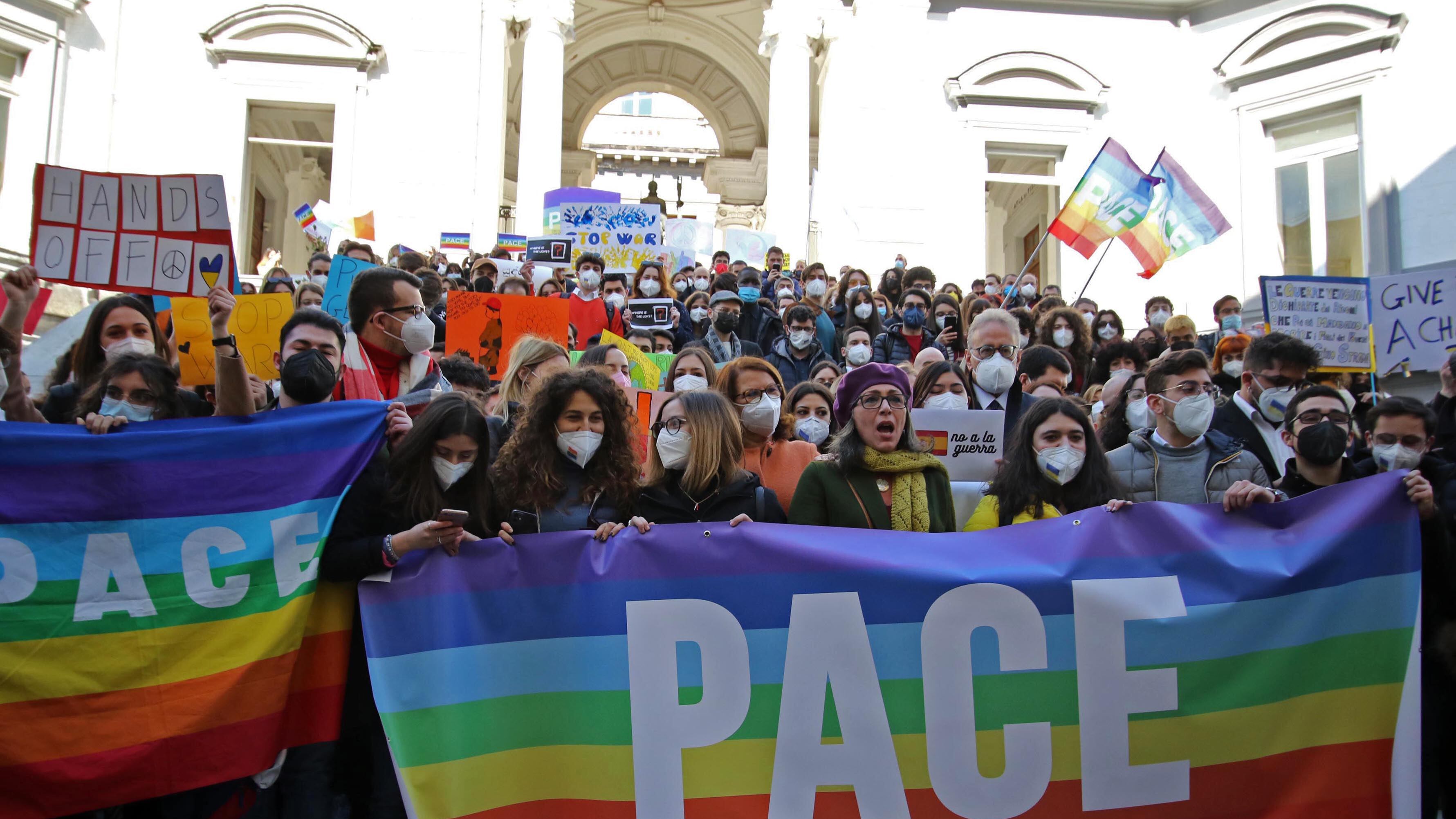 Mandare armi non serve? La retorica dei finti pacifisti