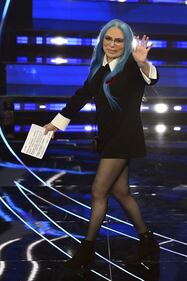 Sanremo 2024: ecco il look della terza serata del Festival di Loredana Bertè 3