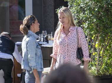 Kate Moss: irriconoscibile mentre fuma fuori dal ristorante: la sua trasformazione 7