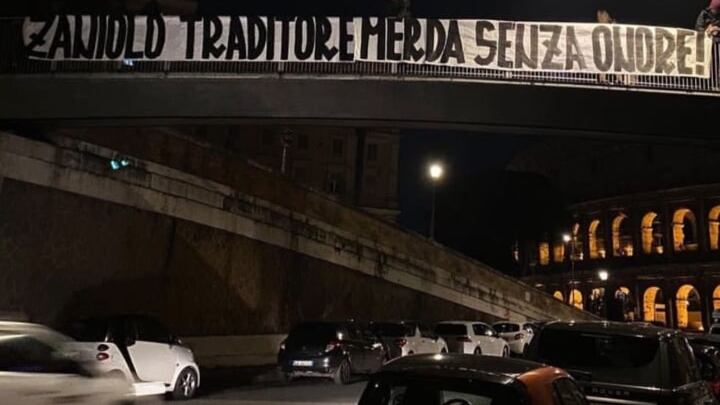 "Zaniolo, m.... senza onore". Striscione choc al Colosseo