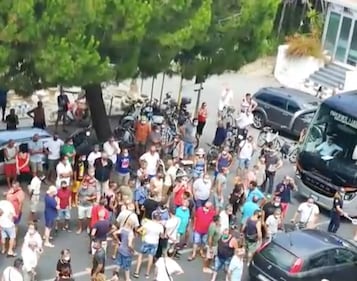 Amantea, cittadini protestano contro l'arrivo di immigrati positivi 2