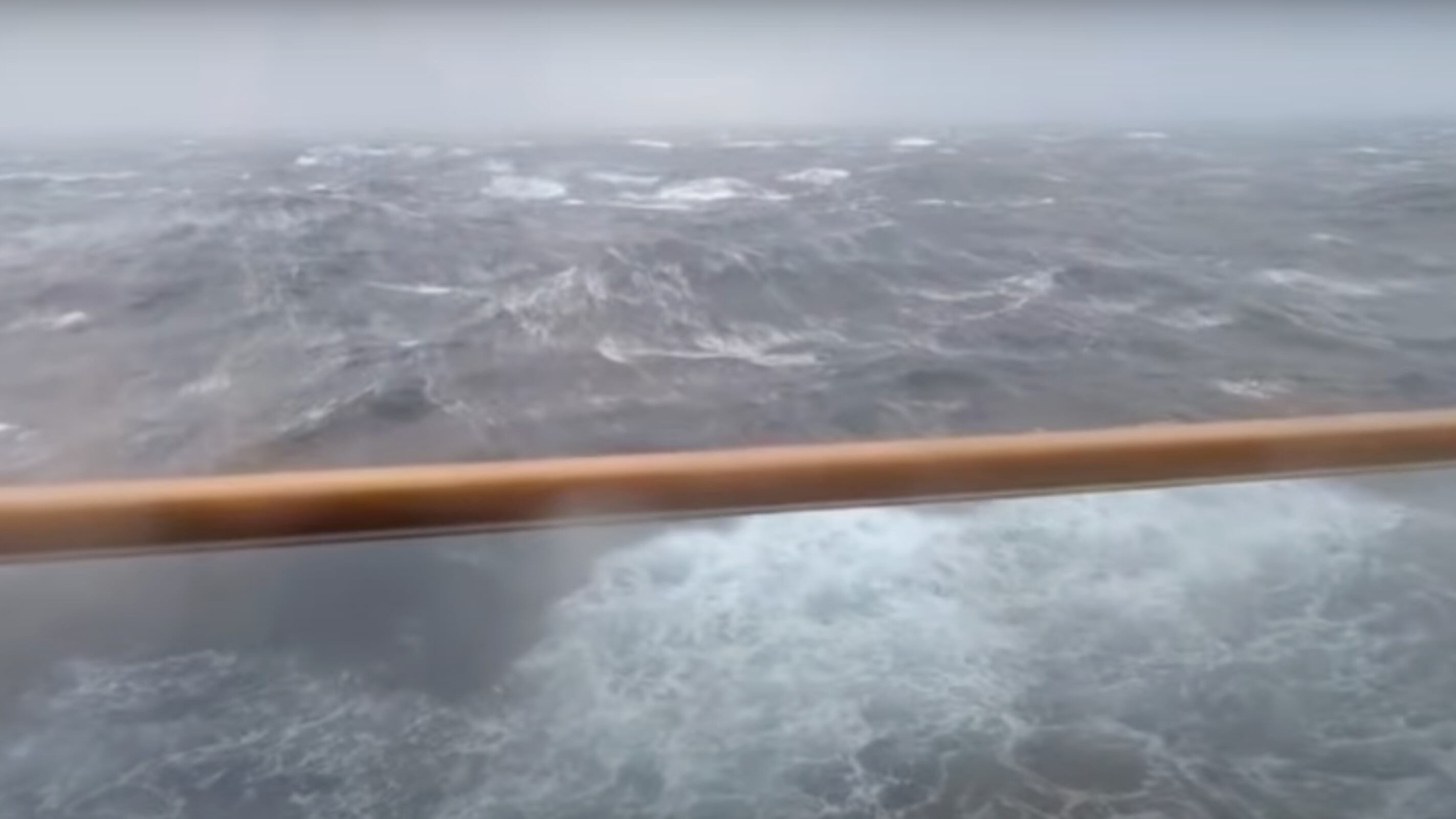 "Volavano i tavoli": tempesta trasforma in incubo la crociera sull’Atlantico
