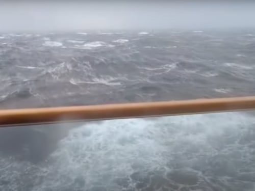 "Volavano i tavoli": tempesta trasforma in incubo la crociera sull’Atlantico