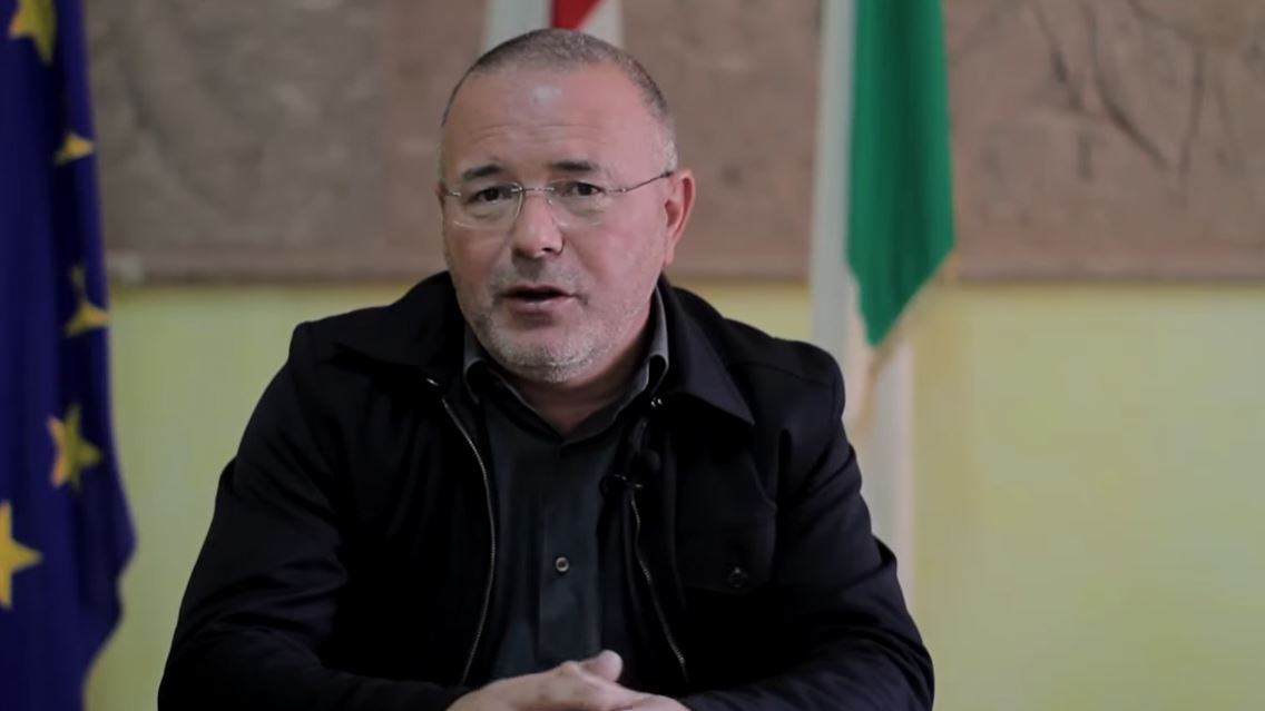 "Calo delle nascite? Donne, venite da me". Il post choc del sindaco