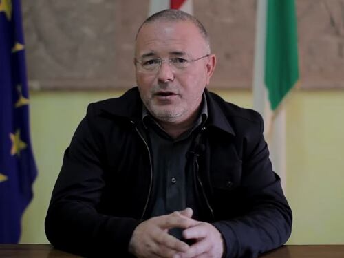 "Calo delle nascite? Donne, venite da me". Il post choc del sindaco