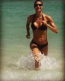 Martina Colombari, topless a Ibiza 29