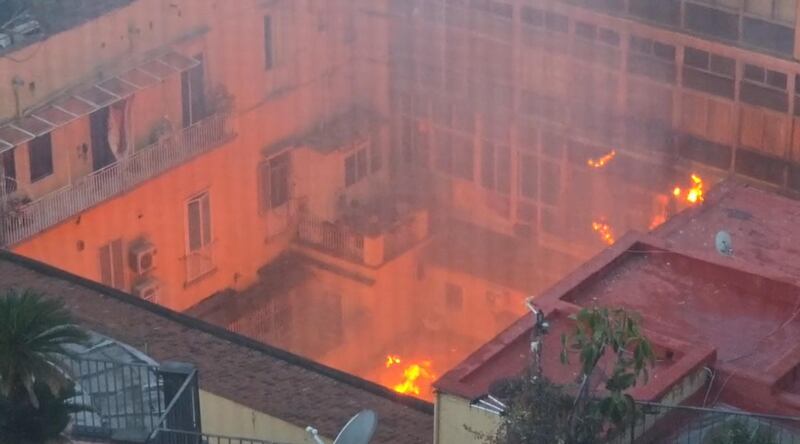 Incendio nel cuore di Napoli, in fiamme il teatro Sannazzaro 1