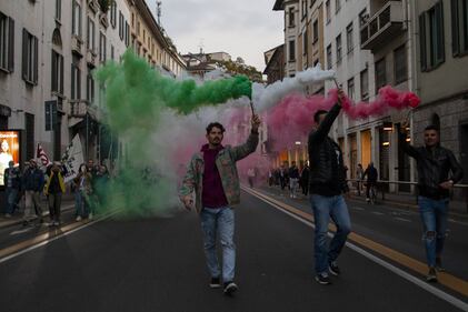 Manifestazione no pass a Milano. Scontri con la polizia 11