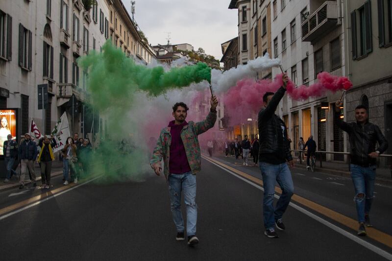 Manifestazione no pass a Milano. Scontri con la polizia 11